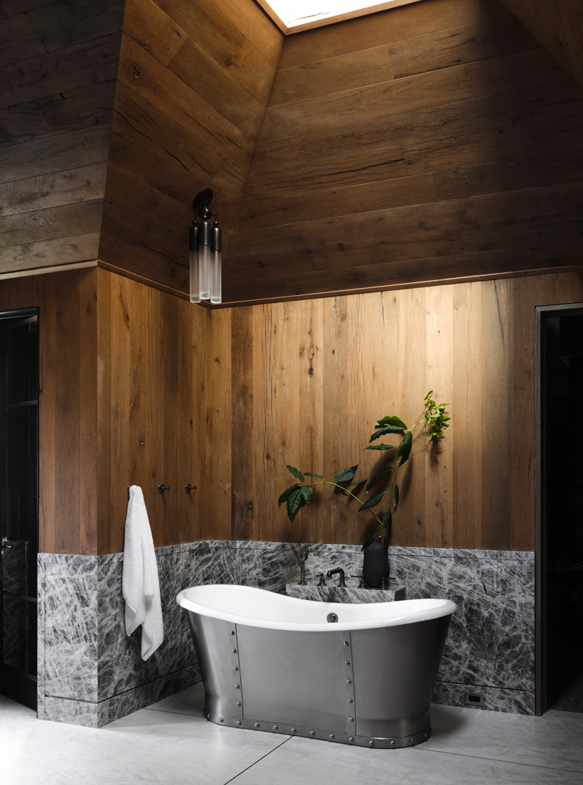 soaking tub