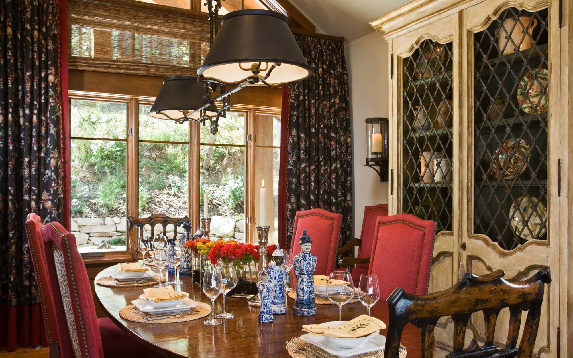 traditional diningroom table 